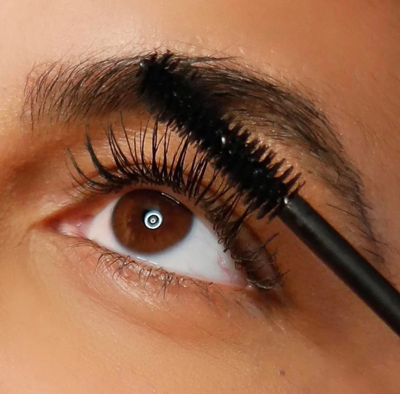 Le mascara enrichi en huile de ricin, sera votre allié pour apporter à vos cils noirceur, longueur et volume avec une tenue longue durée. Sa texture légère et crémeuse garantit une application facile pour un résultat sans paquets. Vegan