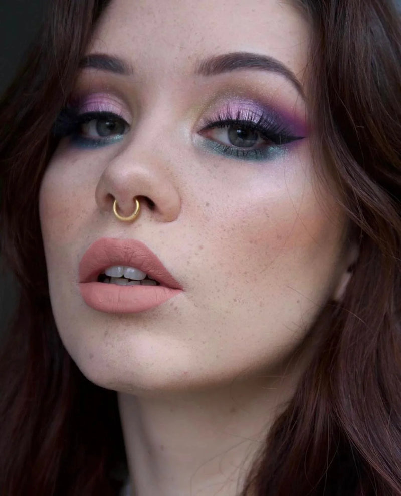 Une palette idéale pour réaliser des maquillages colorés. Les fards à paupières ont une forte concentration en pigment pour un rendu spectaculaire.