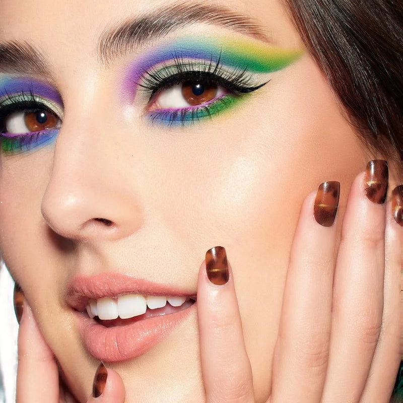 La palette de fards à paupières Escape by Indy se compose de six ombres à paupières mates et trois fards duochromes. Riches en pigments la palette de fard à paupières Escape est très appréciée. Escape est reconnue pour ses fards duochromes ultra pailletés.