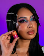 Alae porte les paillettes biodégradables Adezzo Beauty. Mélange Sirène tears sur les sourcils et Holo'gasme sur les joues façon Highlighter.