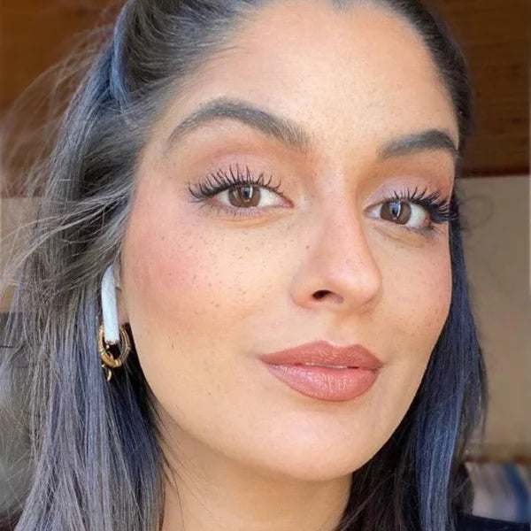 Le mascara Glow Up est un mascara enrichi en huile de ricin aux propriétés nourrissantes. Glow up est apprécié pour sa facilité d’application, son effet volume sans paquets, la longueur qu’il apporte aux cils et sa noirceur d’une grande intensité. 