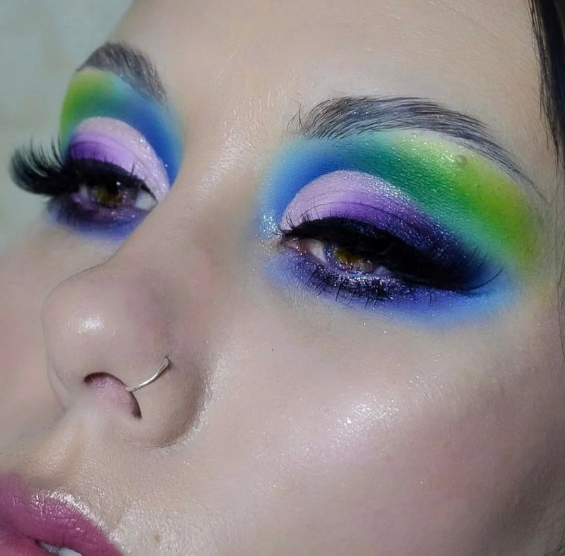 La palette de fards à paupières Escape by Indy se compose de six ombres à paupières mates et trois fards duochromes. Riches en pigments la palette de fard à paupières Escape est très appréciée. Escape est reconnue pour ses fards duochromes ultra pailletés. 