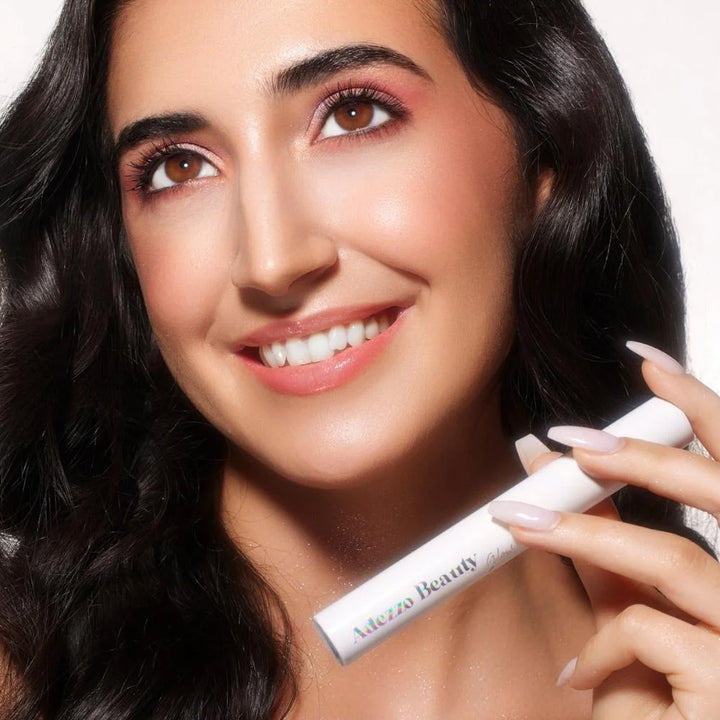 Le mascara Glow Up est un mascara enrichi en huile de ricin aux propriétés nourrissantes. Glow up est apprécié pour sa facilité d’application, son effet volume sans paquets, la longueur qu’il apporte aux cils et sa noirceur d’une grande intensité. 