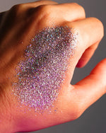 Paillettes holographiques fines, biodégradables, vegan et cruelty free.