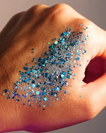 Magnifiques paillettes biodégradables bleues holographiques de la marque Adezzo Beauty.