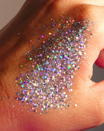 Apportez une touche lumineuse à vos looks avec ce mélange raffiné, conditionné et préparé en Provence dans un packaging éco-responsable.