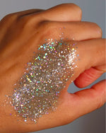 Un mélange de paillettes biodégradables élégant et scintillant signé Adezzo Beauty, conditionné en Provence dans un packaging en carton recyclable, facile à transporter partout.