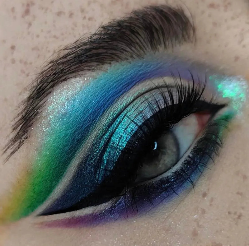 Une palette idéale pour réaliser des maquillages colorés. Les fards à paupières ont une forte concentration en pigment pour un rendu spectaculaire.