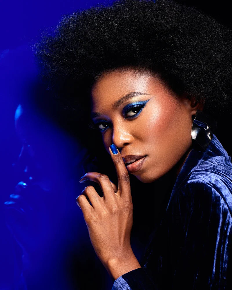 La palette de fards à paupières Runway by The French Beauty Boy se compose de sept ombres à papières mates, deux duochromes et un fard ultra pailleté. Elle a été pensée pour s’adapter à toutes les carnations, pour tous les âges et pour toutes occasions.