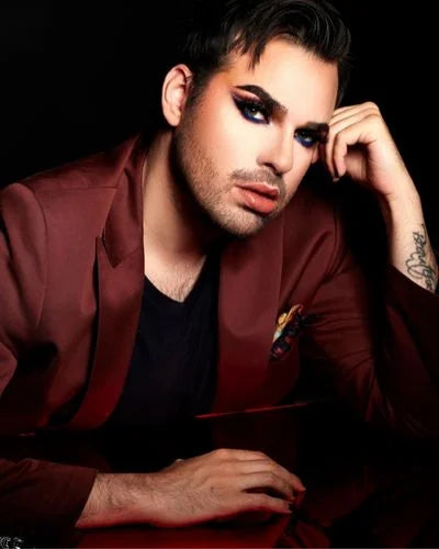 La palette de fards à paupières Runway by The French Beauty Boy se compose de sept ombres à papières mates, deux duochromes et un fard ultra pailleté. Elle a été pensée pour s’adapter à toutes les carnations, pour tous les âges et pour toutes occasions.