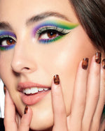  La palette de fards à paupières Escape by Indy se compose de six ombres à paupières mates et trois fards duochromes. Riches en pigments la palette de fard à paupières Escape est très appréciée. Escape est reconnue pour ses fards duochromes ultra pailletés. 