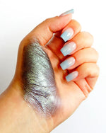  La palette de fards à paupières Escape by Indy se compose de six ombres à paupières mates et trois fards duochromes. Riches en pigments la palette de fard à paupières Escape est très appréciée. Escape est reconnue pour ses fards duochromes ultra pailletés. 