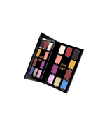 La palette de fards à paupières Runway by The French Beauty Boy se compose de sept ombres à papières mates, deux duochromes et un fard ultra pailleté. Elle a été pensée pour s’adapter à toutes les carnations, pour tous les âges et pour toutes occasions.